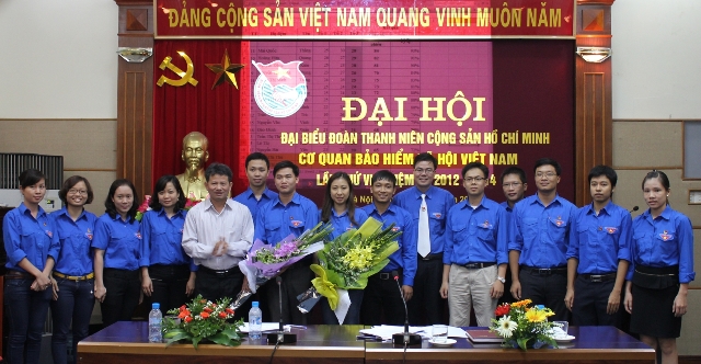 Đ/c Đỗ Văn Sinh, Phó Tổng Giám đốc Bảo hiểm xã hội VN và đ/c Nhữ Quang Cảnh, Phó Bí thư Đoàn Khối tặng hoa chúc mừng Ban Chấp hành nhiệm kỳ 2012 - 2014